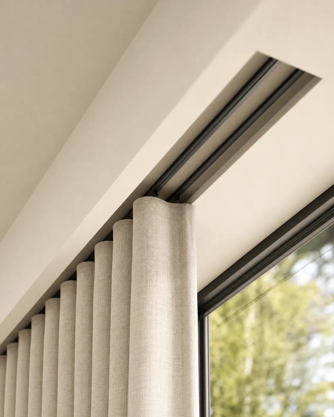 Detalhe de trilho duplo embutido na sanca, cortina em wave fold pendurada no trilho da frente