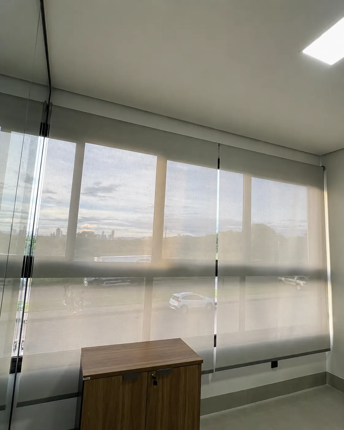 Persiana rolô tela solar em sala comercial
