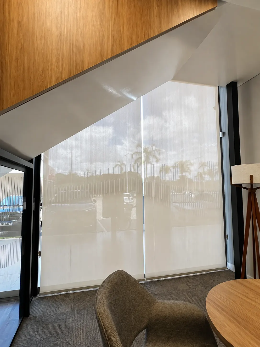 Persiana rolô tela solar em escritório corporativo com vista para a cidade