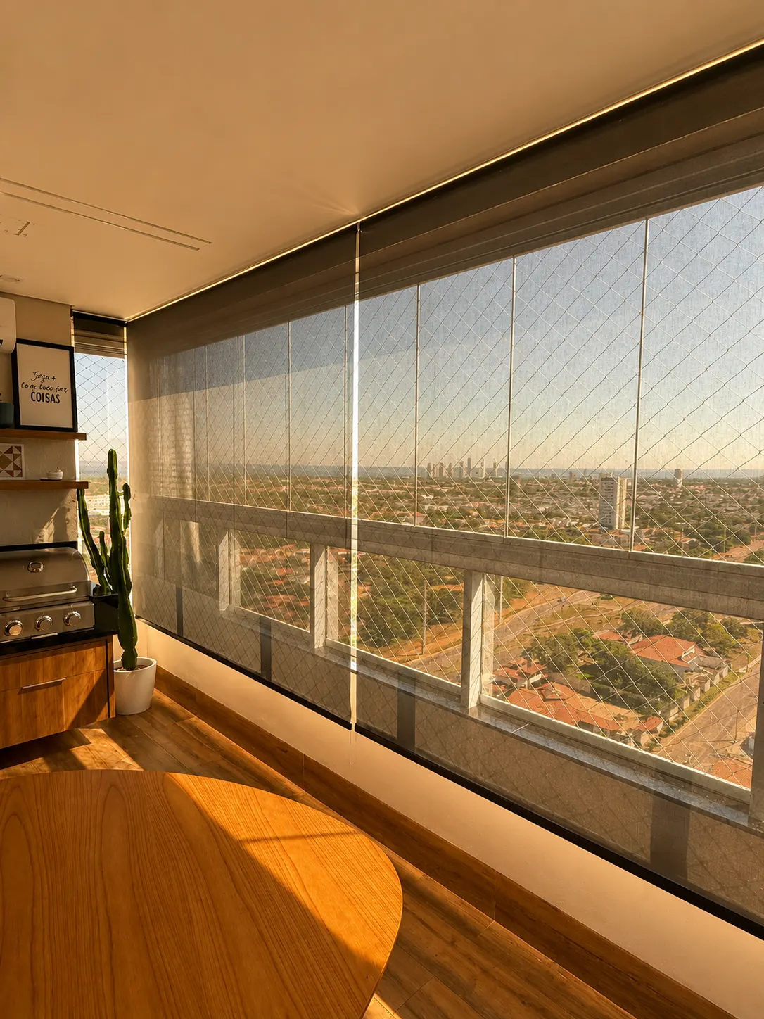 Persiana rolô tela solar em área gourmet com vista panorâmica da cidade
