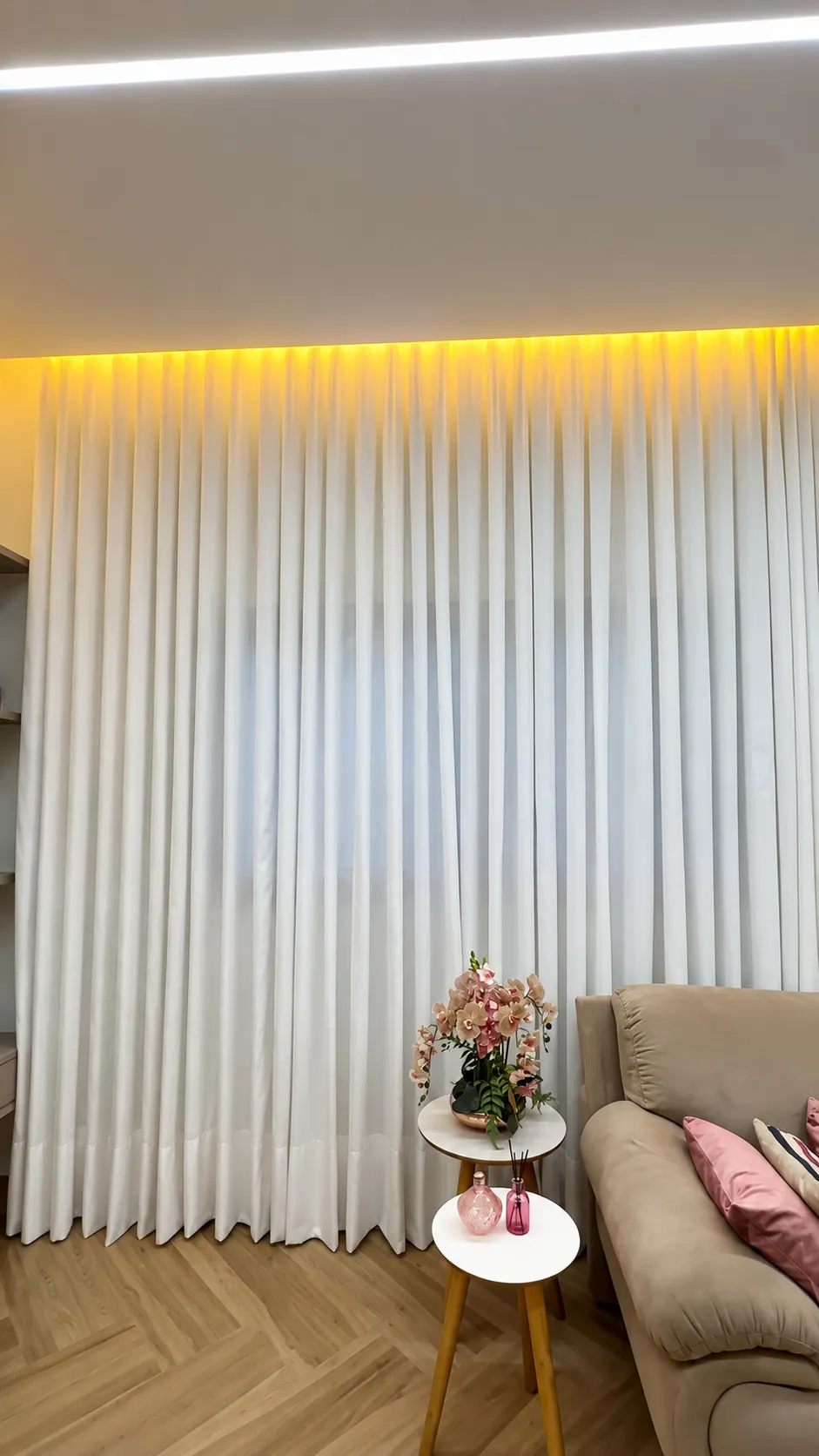 Cortina blackout com iluminação indireta em sala de estar aconchegante